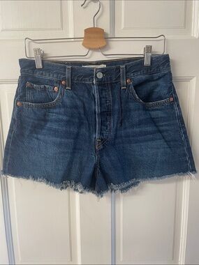 Levi’s button fly dark wash raw hem ribcage jean shorts women’s size 31